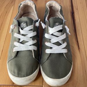 Roxy Womens Bayshore slip on size 9